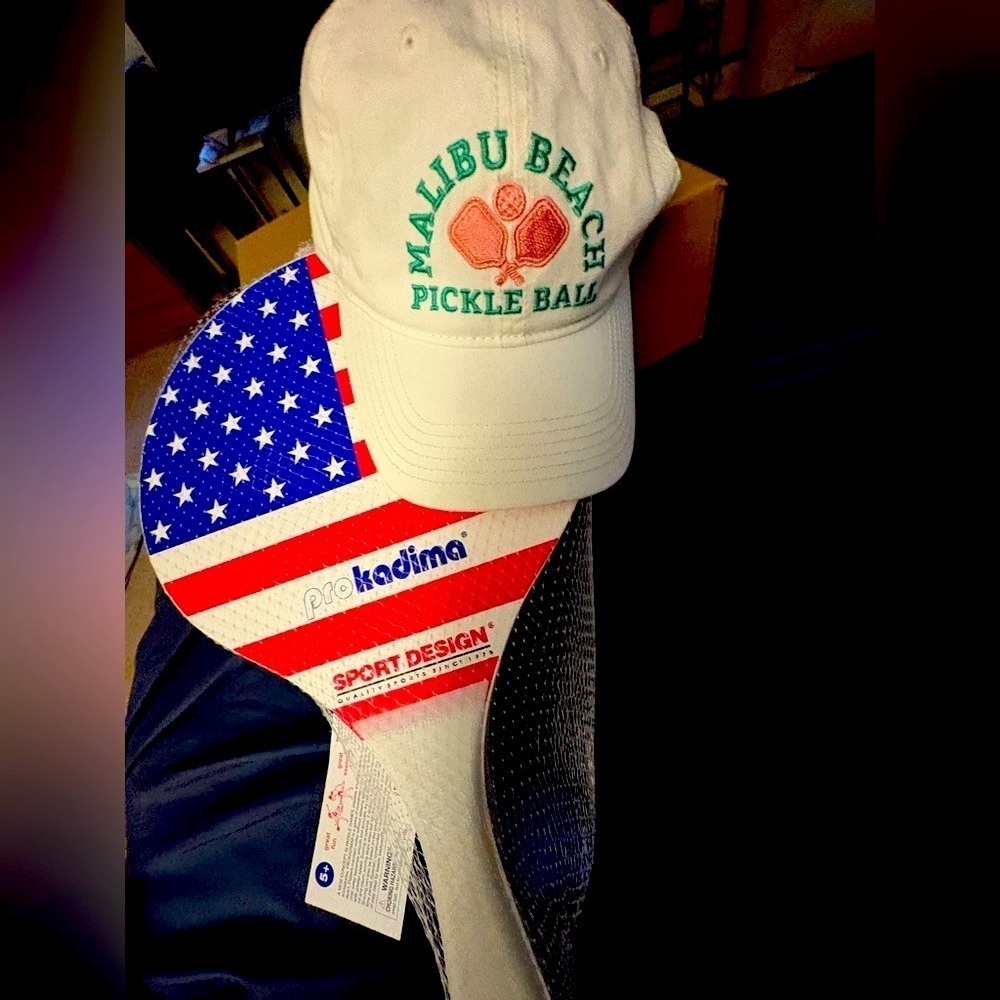 American pickle ball, 
official   Flag Paddle 
Malibu Beach Pickleball 
8 Balls